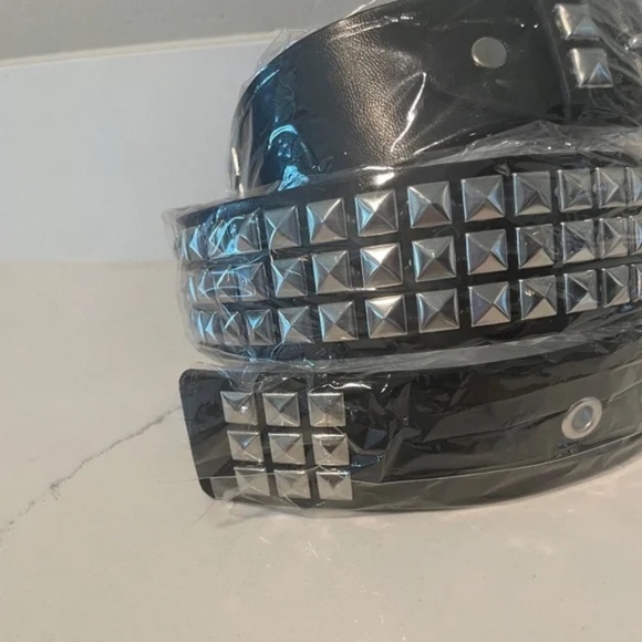 NWOT Y2K Unisex Black & Silver Pyramid Studded Belt – Adjustable, One Size - Picture 4 of 7